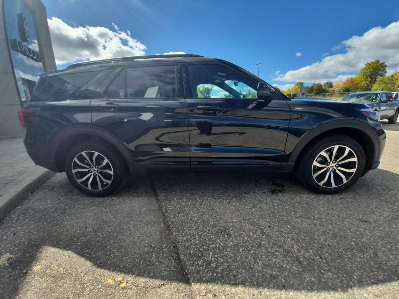 2026 Ford Explorer LOW KM'S! REAR CAMERA, REMOTE START, TOW PACK! Photo