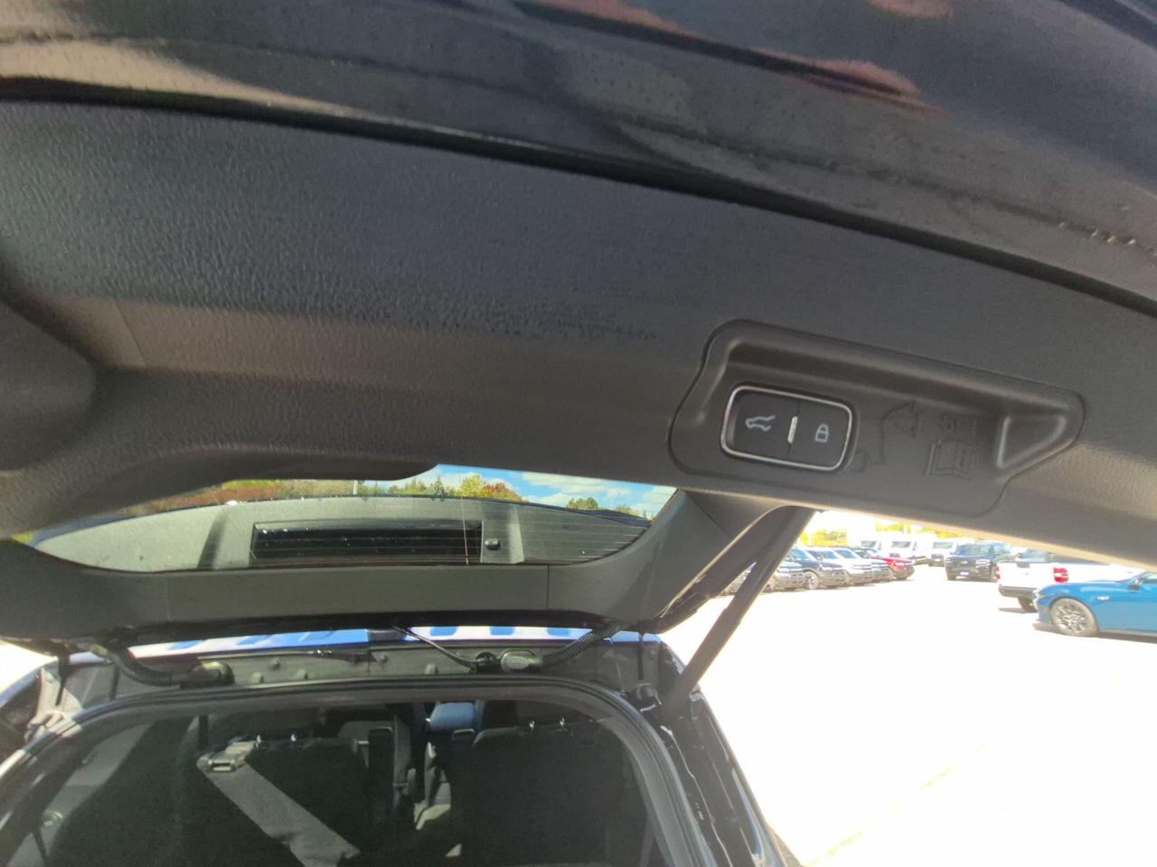 2026 Ford Explorer LOW KM'S! REAR CAMERA, REMOTE START, TOW PACK! Photo