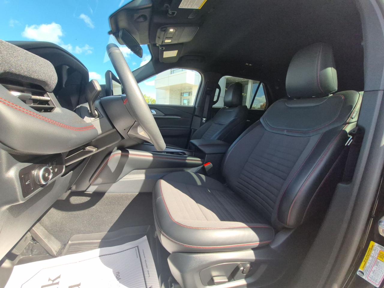 2026 Ford Explorer LOW KM'S! REAR CAMERA, REMOTE START, TOW PACK! Photo