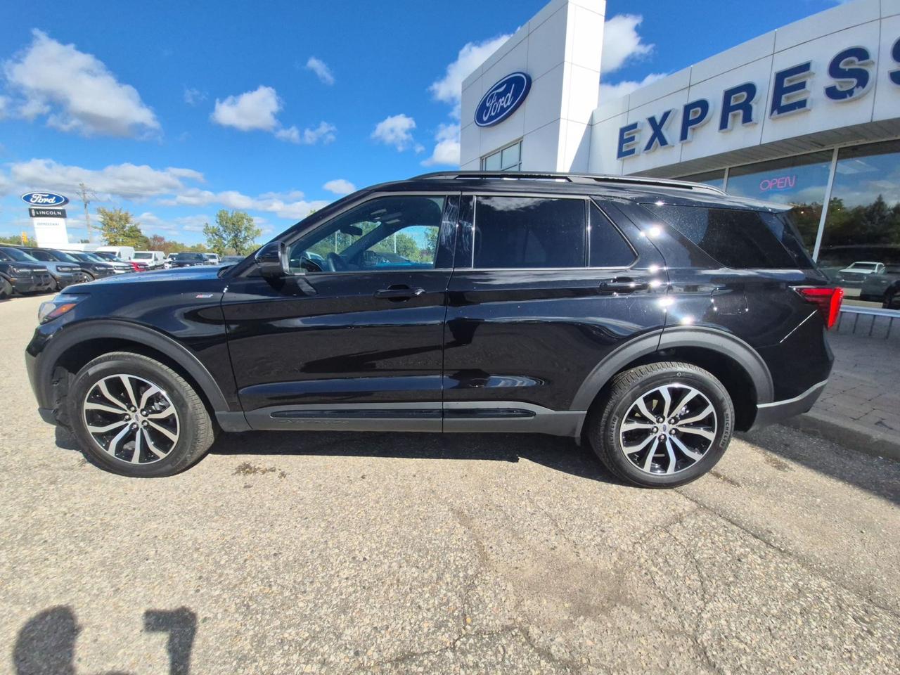 2026 Ford Explorer LOW KM'S! REAR CAMERA, REMOTE START, TOW PACK! Photo