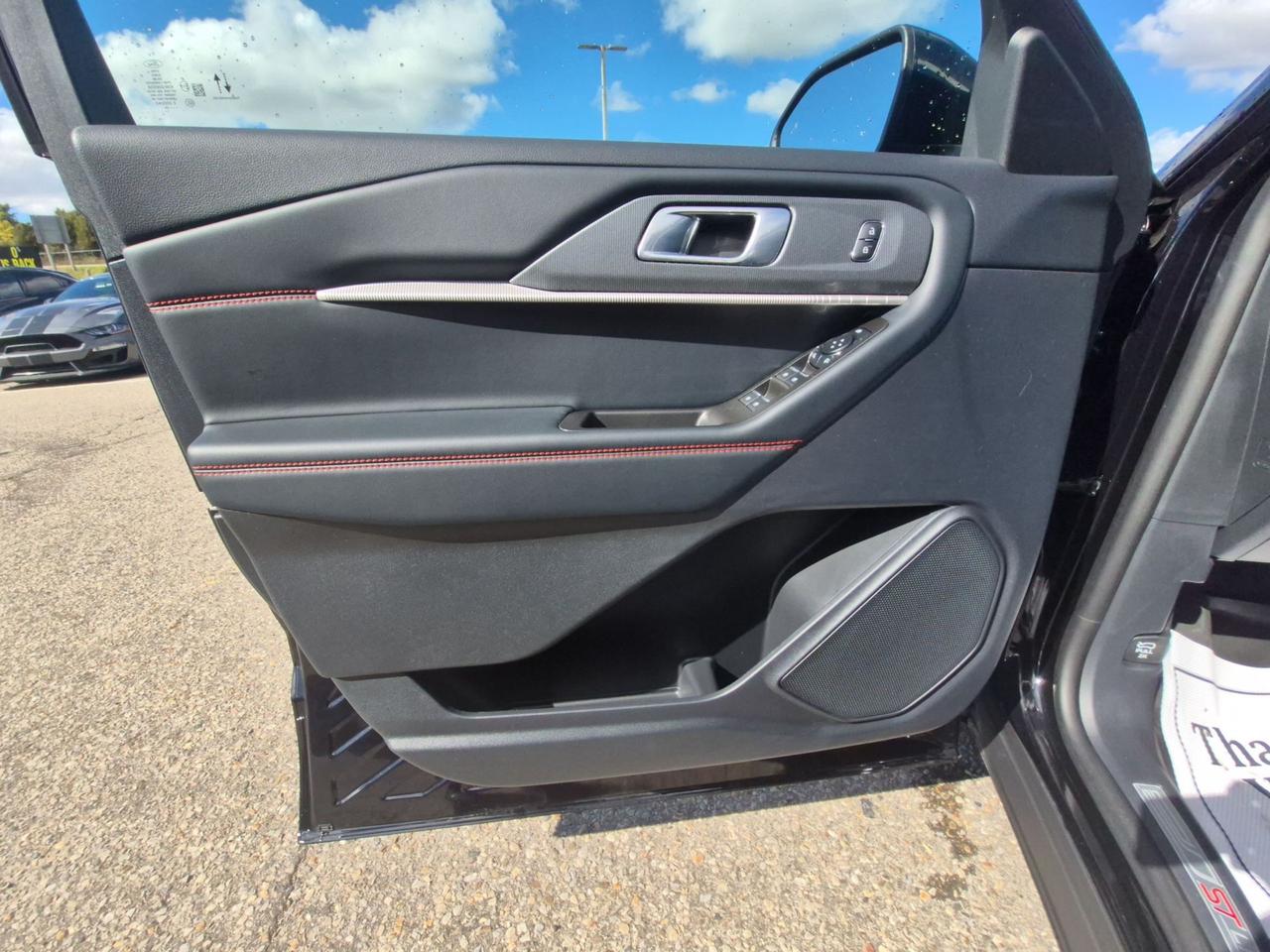 2026 Ford Explorer LOW KM'S! REAR CAMERA, REMOTE START, TOW PACK! Photo