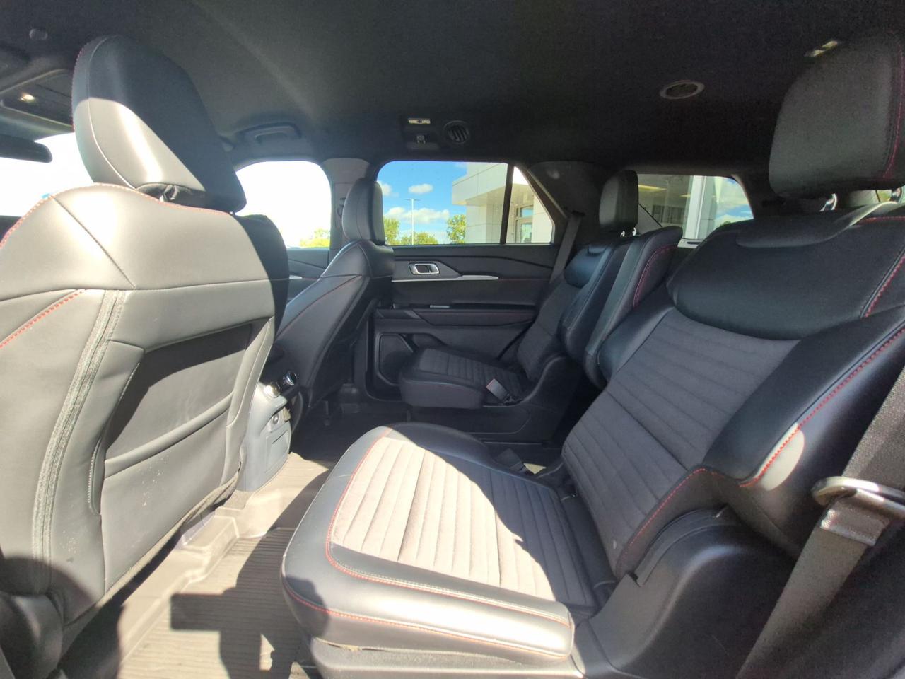 2026 Ford Explorer LOW KM'S! REAR CAMERA, REMOTE START, TOW PACK! Photo