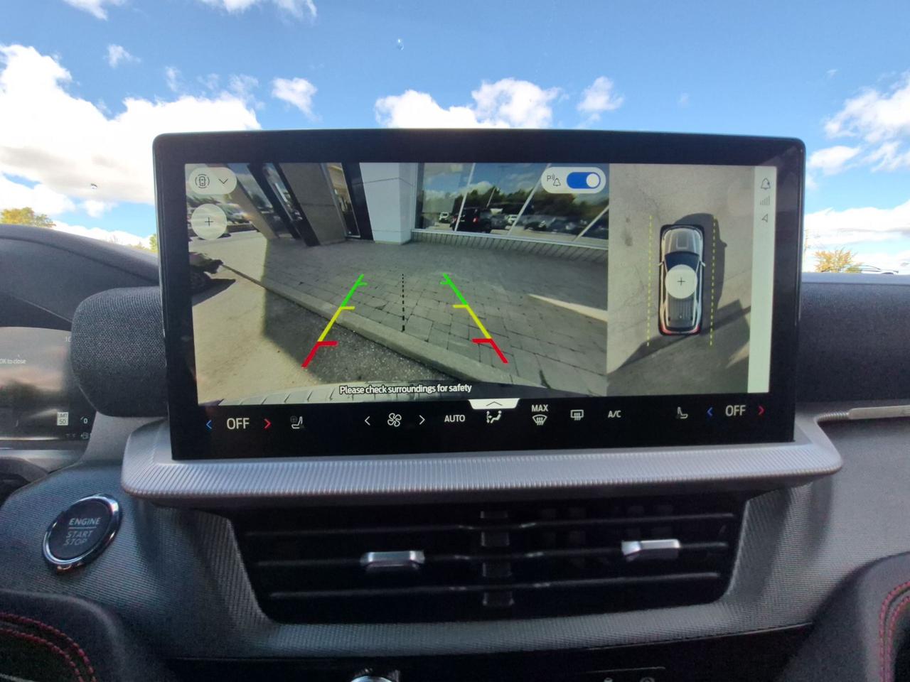 2026 Ford Explorer LOW KM'S! REAR CAMERA, REMOTE START, TOW PACK! Photo
