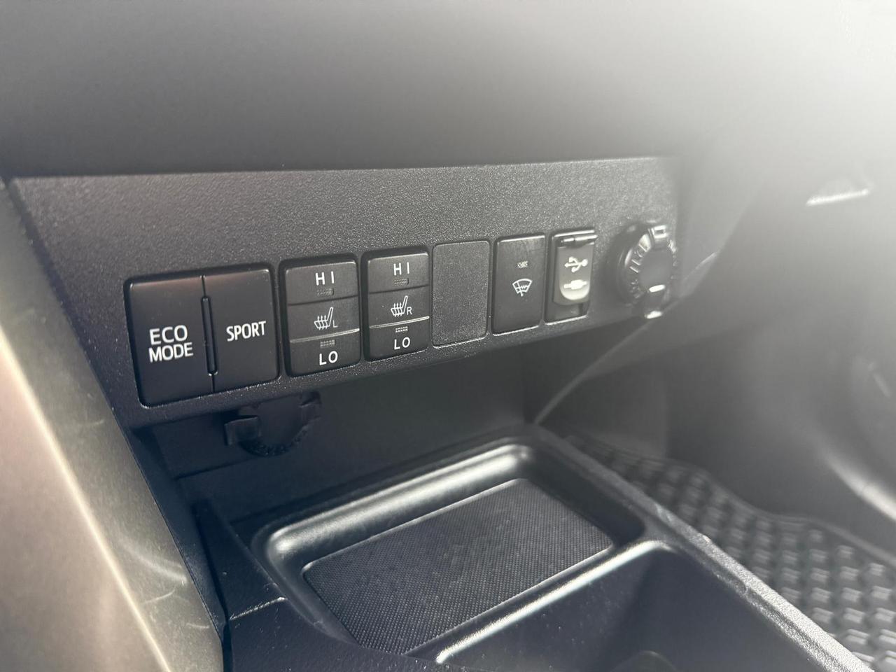 2015 Toyota RAV4 LE / ONE OWNER / HTD SEATS / REAR CAM / BLUETOOTH Photo