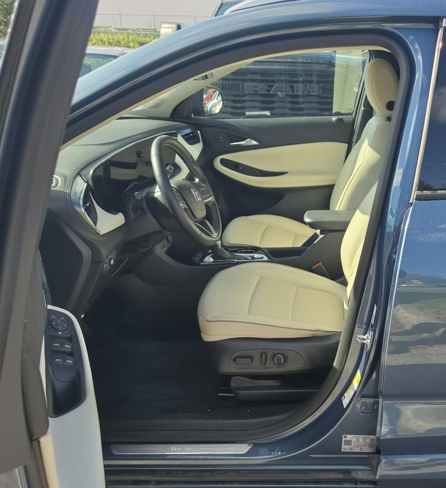 2025 Buick Encore GX AVENIR / NO ACCIDENTS / AWD / PANO ROOF / LEATHER Photo3