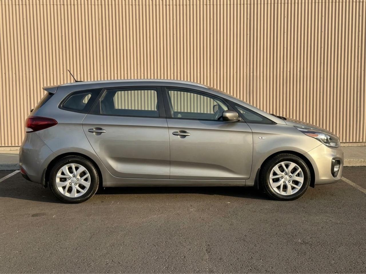 2017 Kia Rondo LX w/3rd Row Photo2