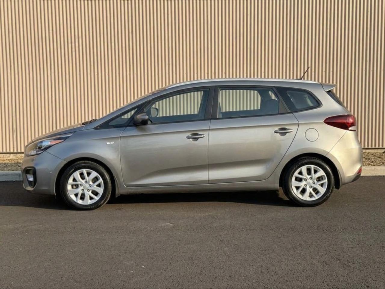 2017 Kia Rondo LX w/3rd Row Photo3