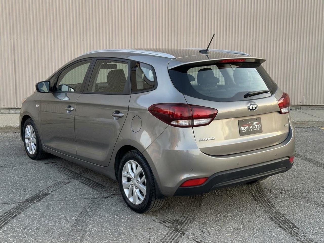2017 Kia Rondo LX w/3rd Row Photo4