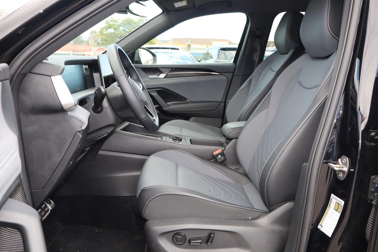 2026 Volkswagen Tiguan Comfortline R-Line Black Edition 4MOTION Photo