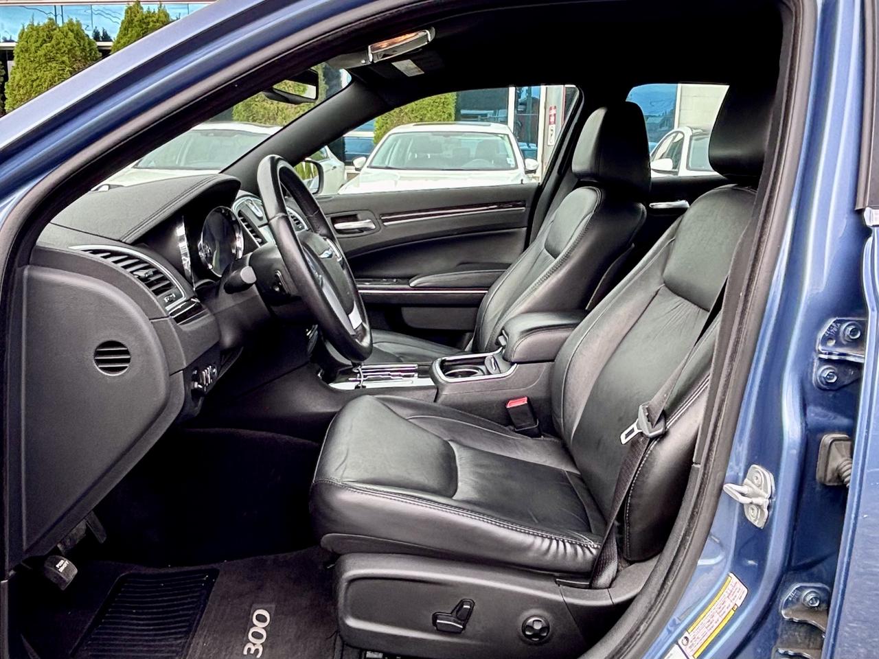2011 Chrysler 300 FINANCING AVAILABLE Photo10
