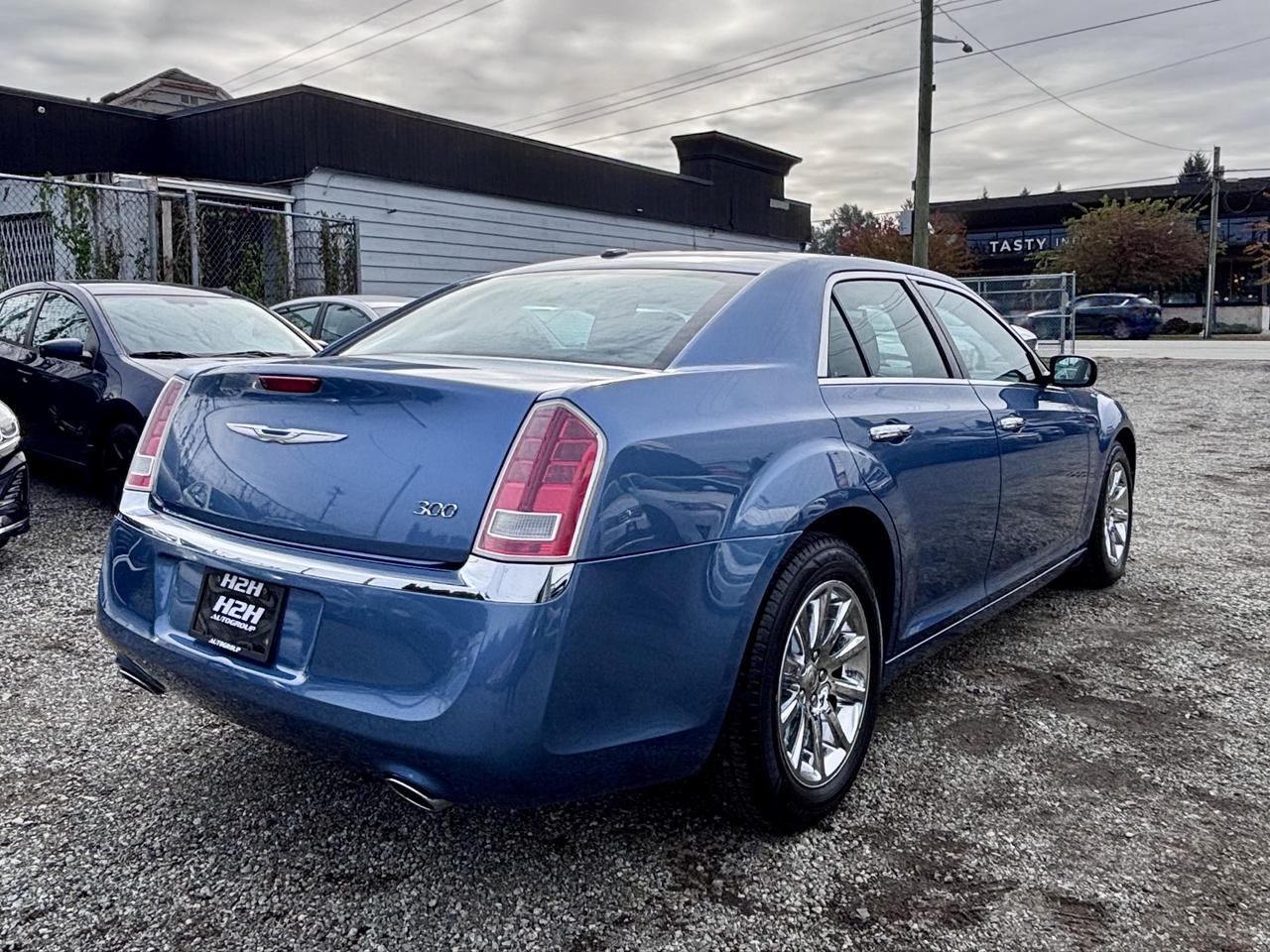 2011 Chrysler 300 FINANCING AVAILABLE Photo6