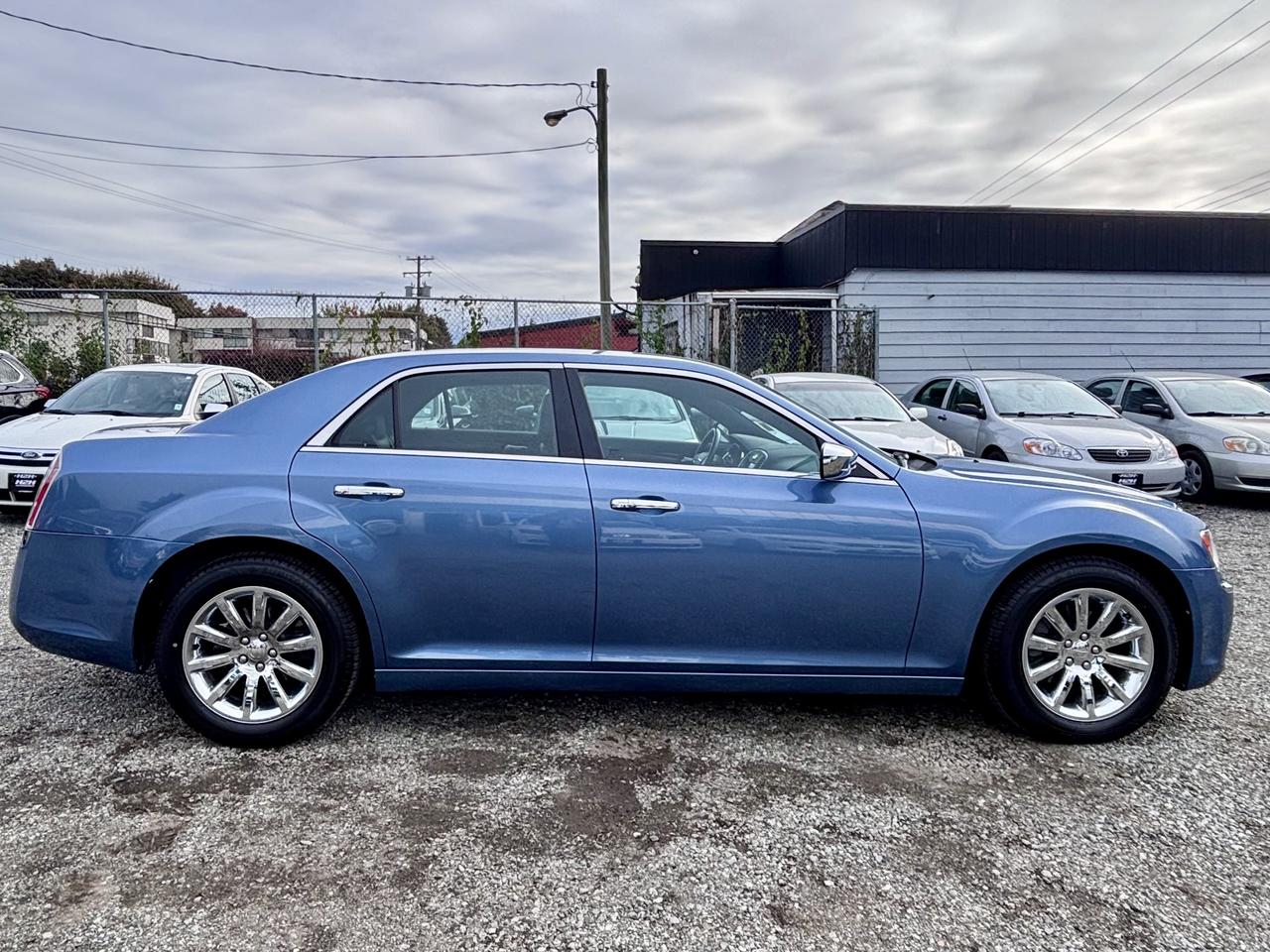 2011 Chrysler 300 FINANCING AVAILABLE Photo5