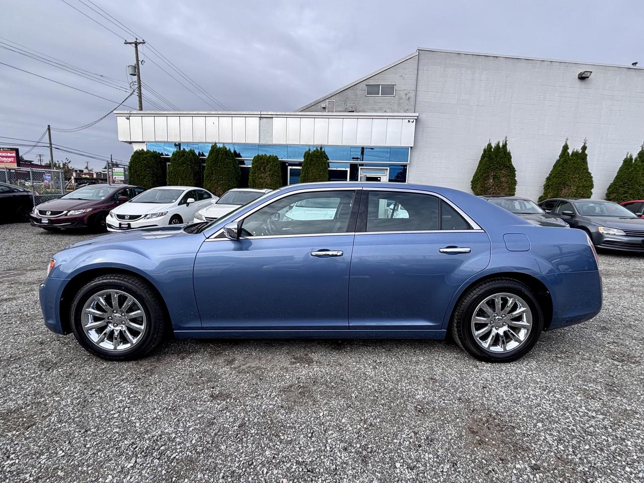 2011 Chrysler 300 FINANCING AVAILABLE Photo9