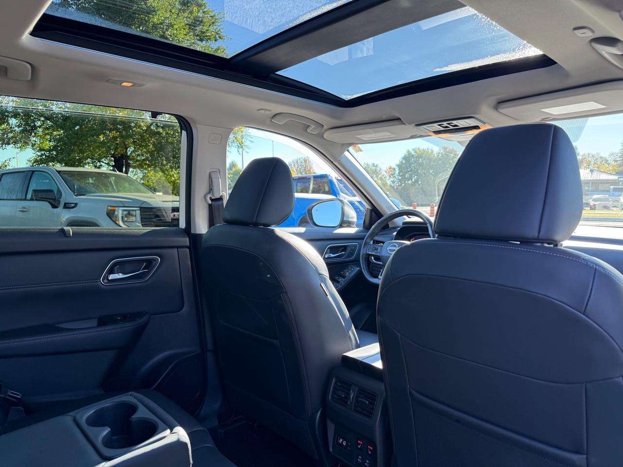 2025 Nissan Rogue Platinum Pano Roof! NAV! Leather! Photo