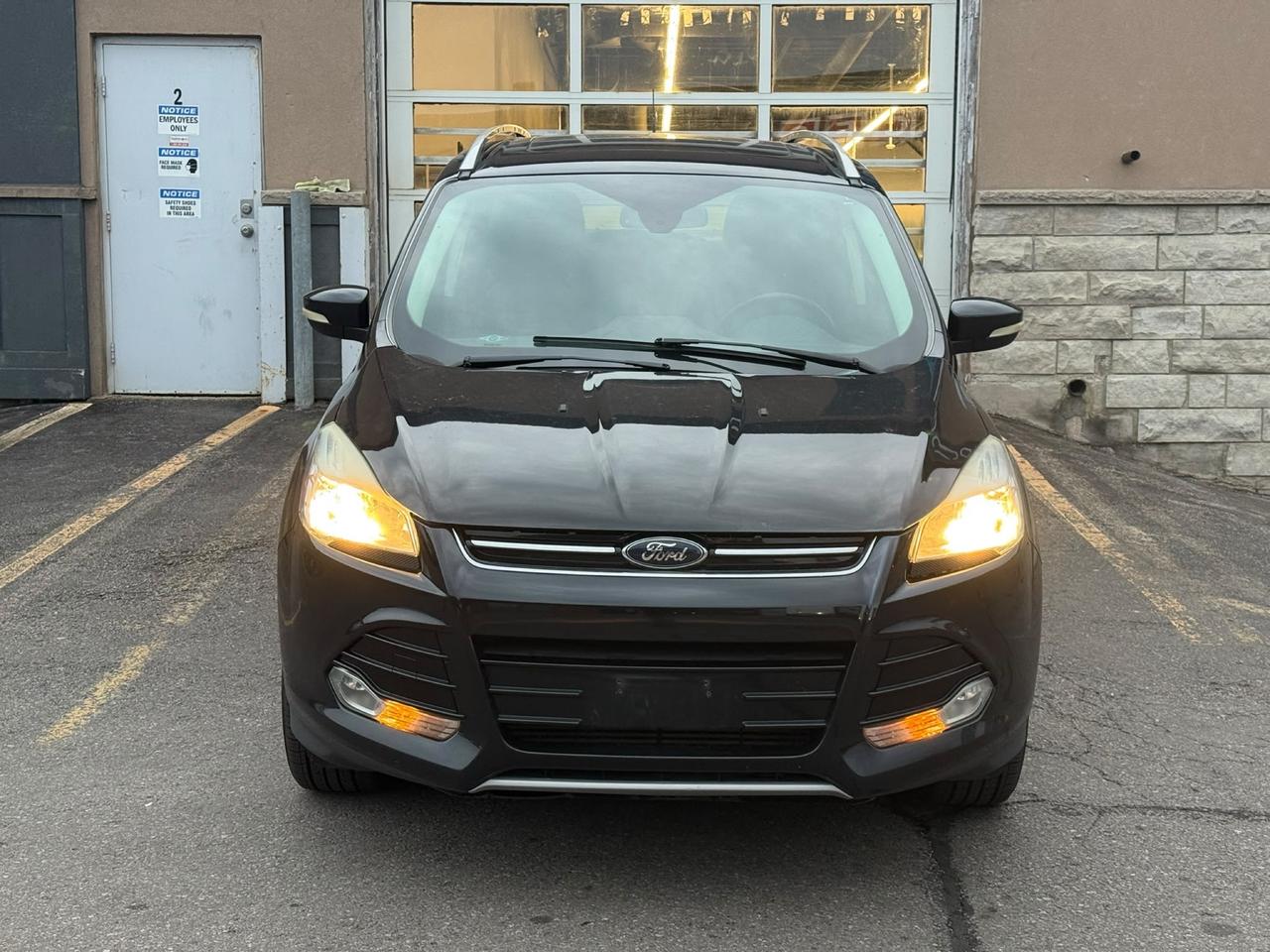 2016 Ford Escape Titanium| CLEAN CARFAX| NO CLAIMS Photo2
