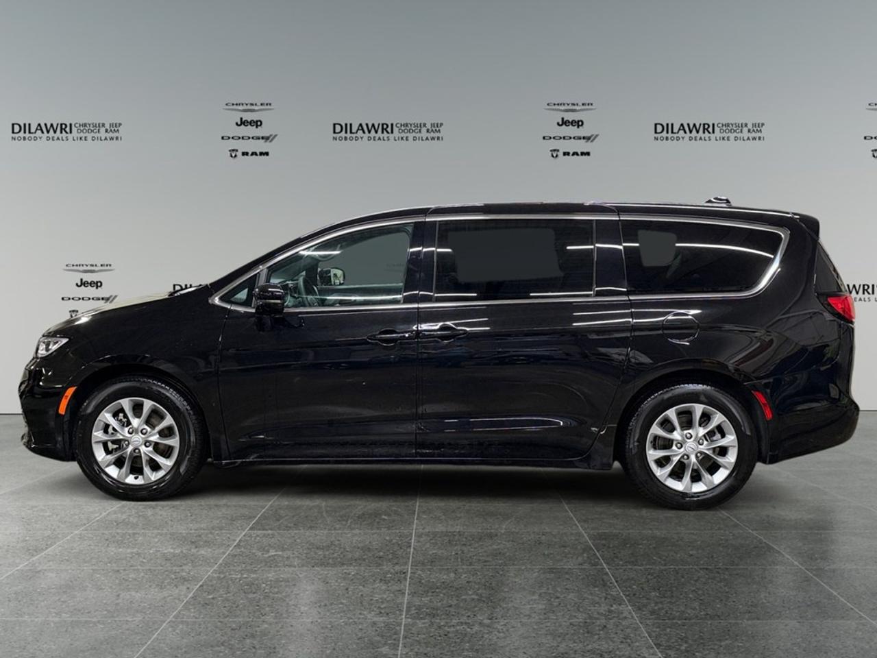 2026 Chrysler Pacifica Limited FWD Photo1