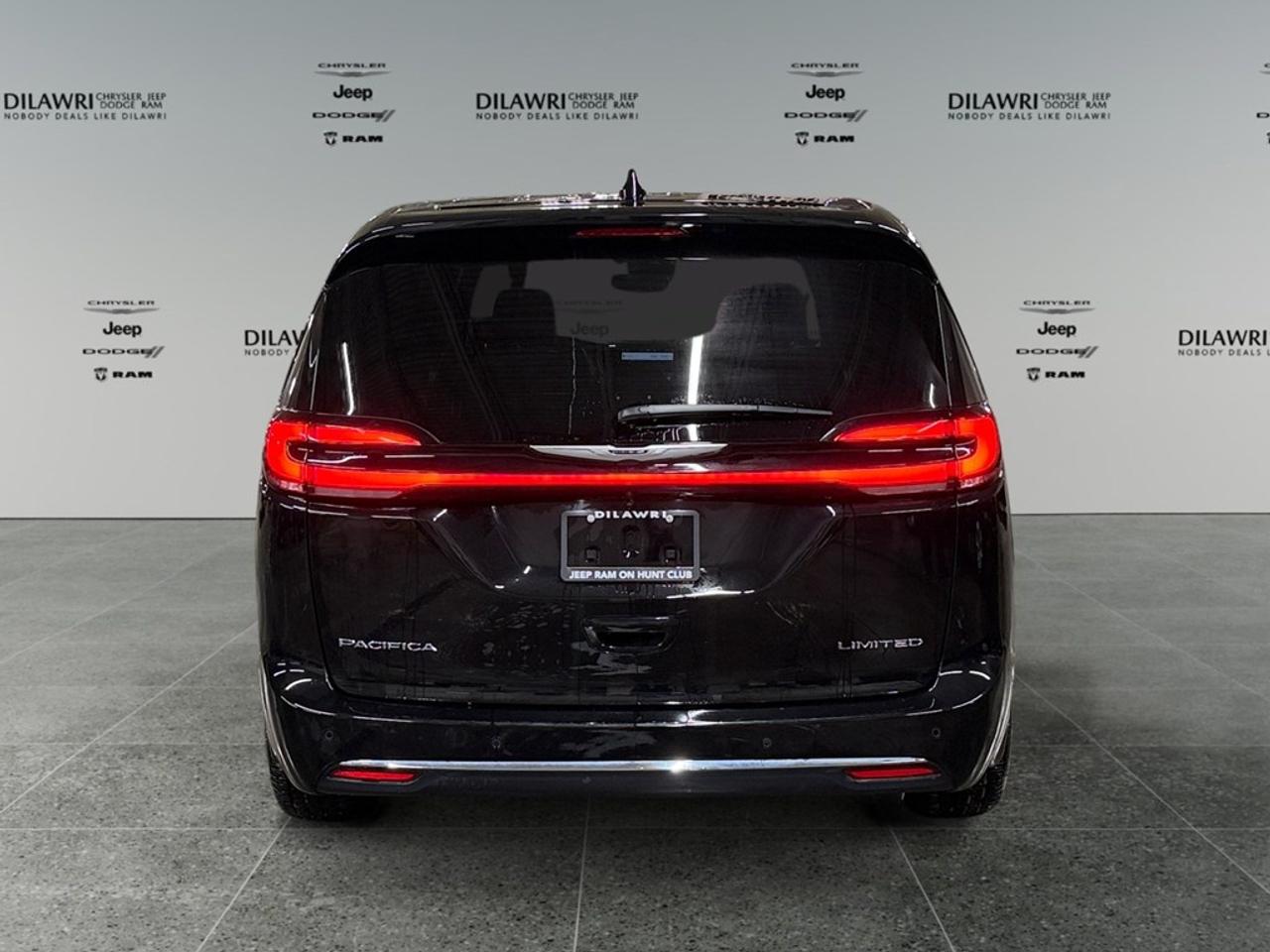 2026 Chrysler Pacifica Limited FWD Photo3