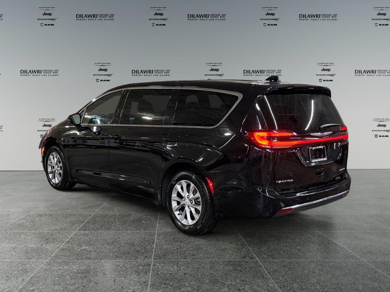 2026 Chrysler Pacifica Limited FWD Photo2