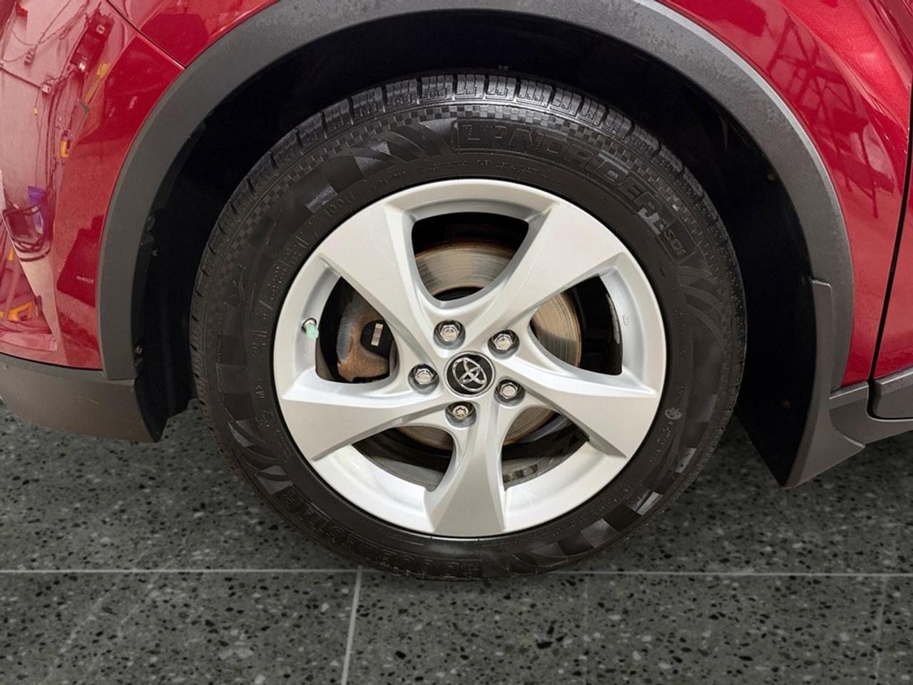 2018 Toyota C-HR Fwd Xle Photo