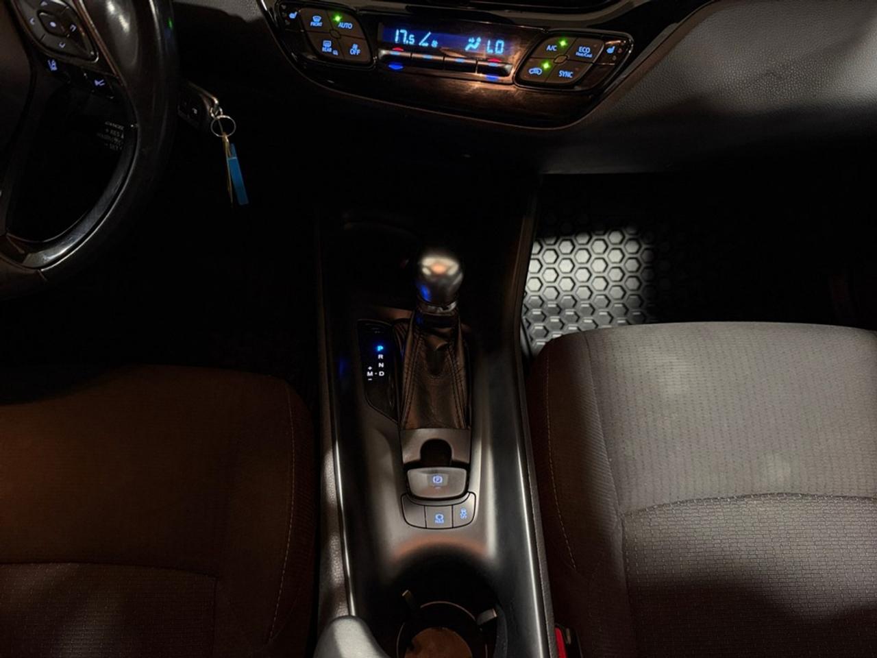 2018 Toyota C-HR Fwd Xle Photo