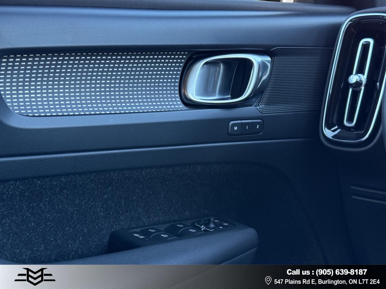 2020 Volvo XC40 T5 AWD R-Design Pkg - Moonroof - Leather !!! Photo