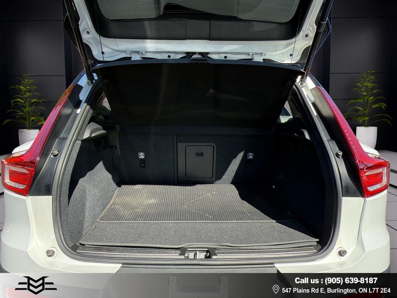 2020 Volvo XC40 T5 AWD R-Design Pkg - Moonroof - Leather !!! Photo