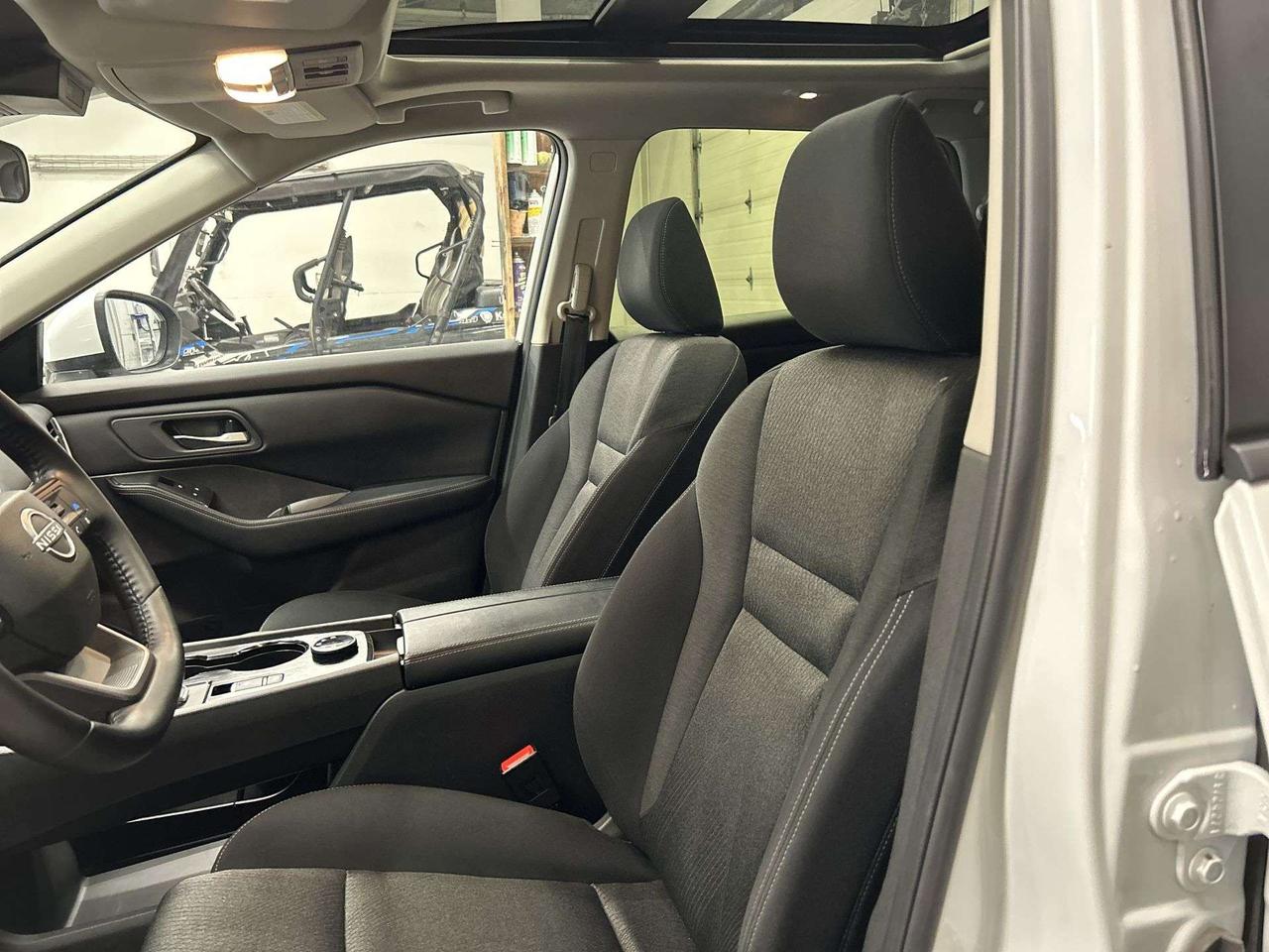 2025 Nissan Rogue SV AWD | PANO ROOF | HTD SEATS | CARPLAY | ALLOYS Photo5