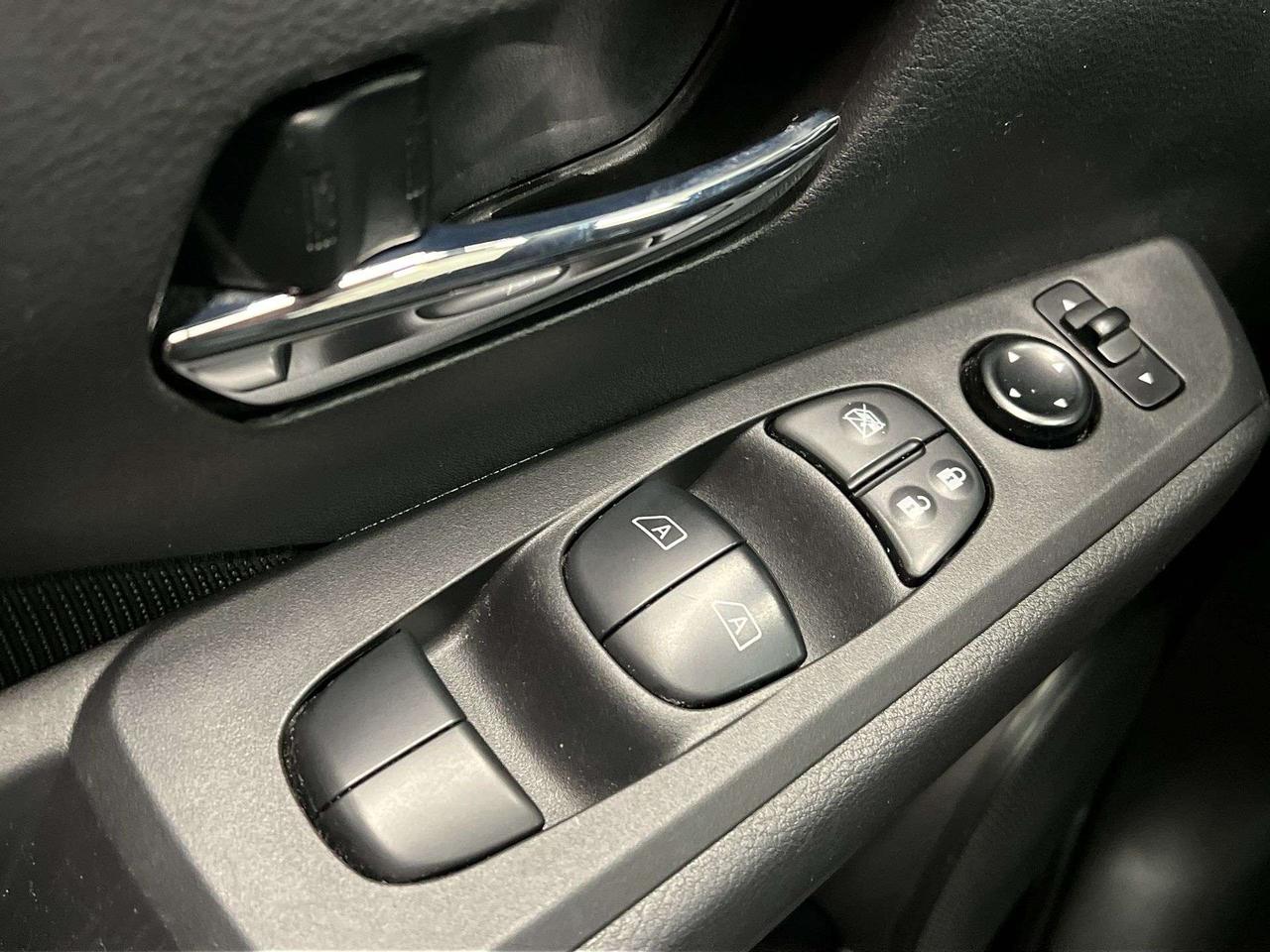 2025 Nissan Kicks HEATED SEATS  | CARPLAY | REMOTE START | ALLOYS Photo