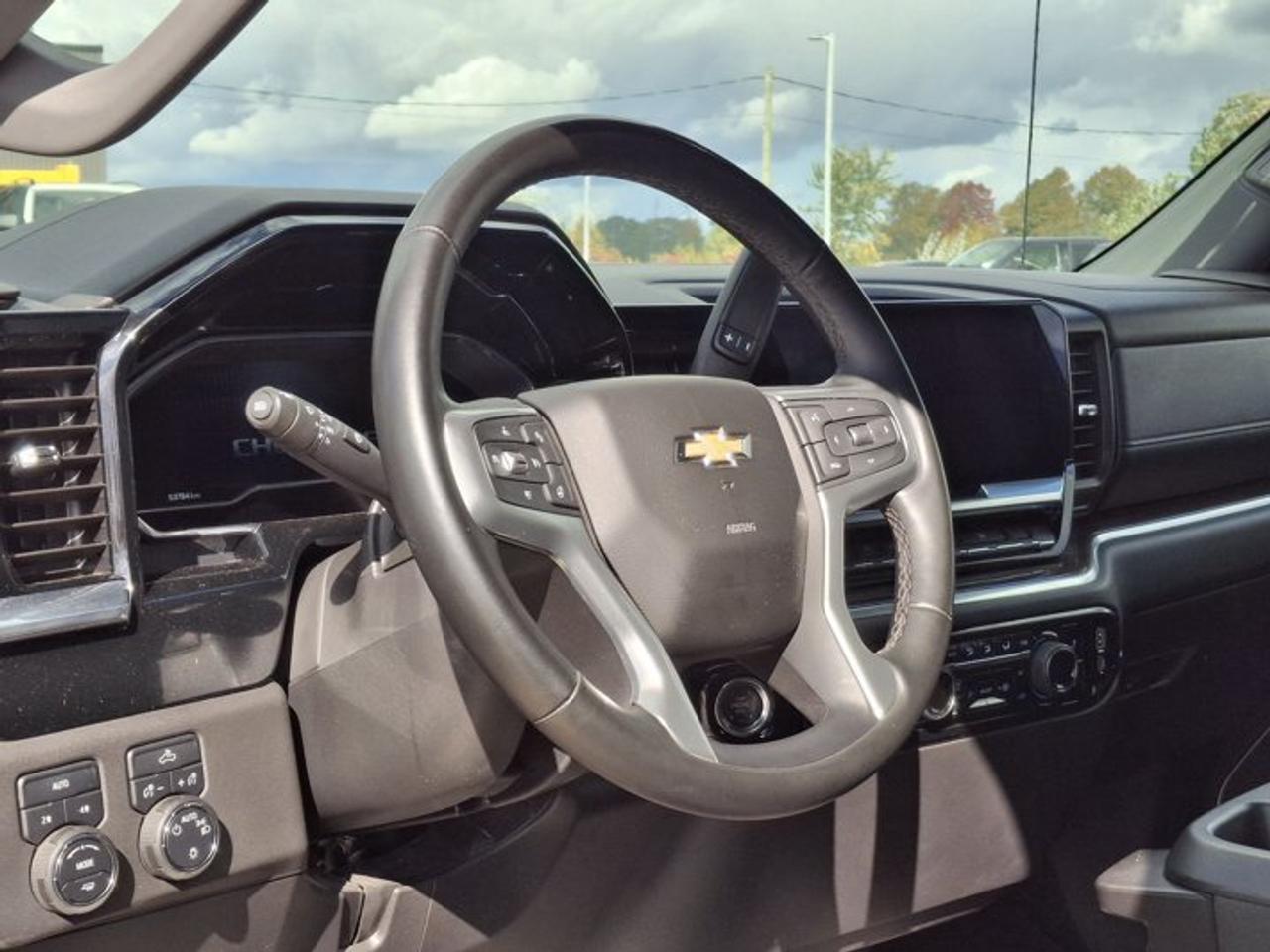 2025 Chevrolet Silverado 1500 LT Crew 4X4 | 5.3L | 6.5' Box | Heated Wheel + Seats | Power Seat | CarPlay + Android | and More ! Photo
