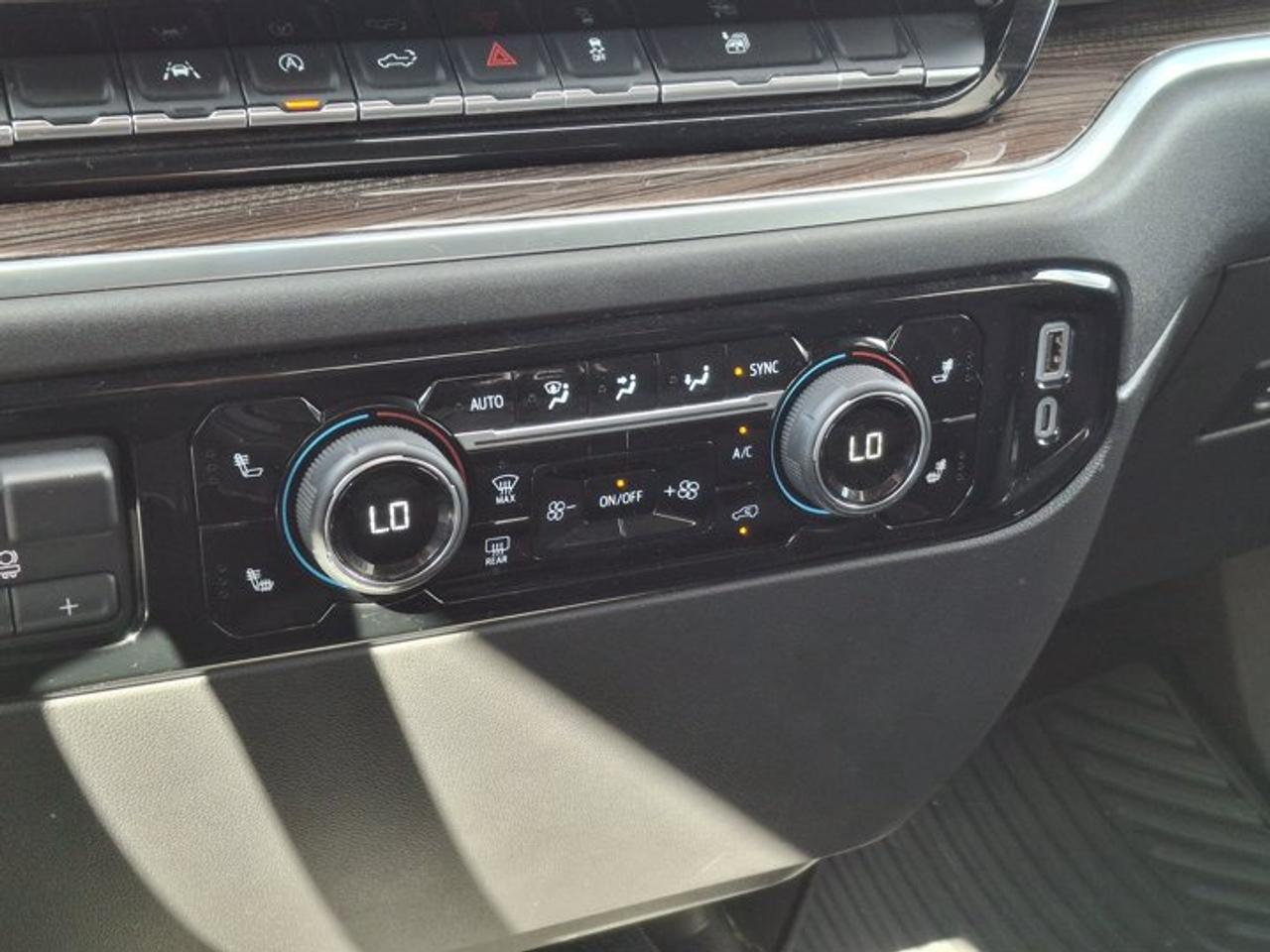 2025 Chevrolet Silverado 1500 LT Crew 4X4 | 5.3L | 6.5' Box | Heated Wheel + Seats | Power Seat | CarPlay + Android | and More ! Photo