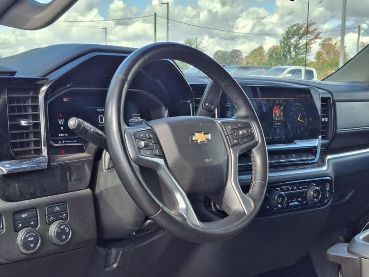 2025 Chevrolet Silverado 1500 LT Crew 4X4 | 5.3L | 5.5' Box | Heated Wheel + Seats | Power Seat | CarPlay + Android | and More ! Photo