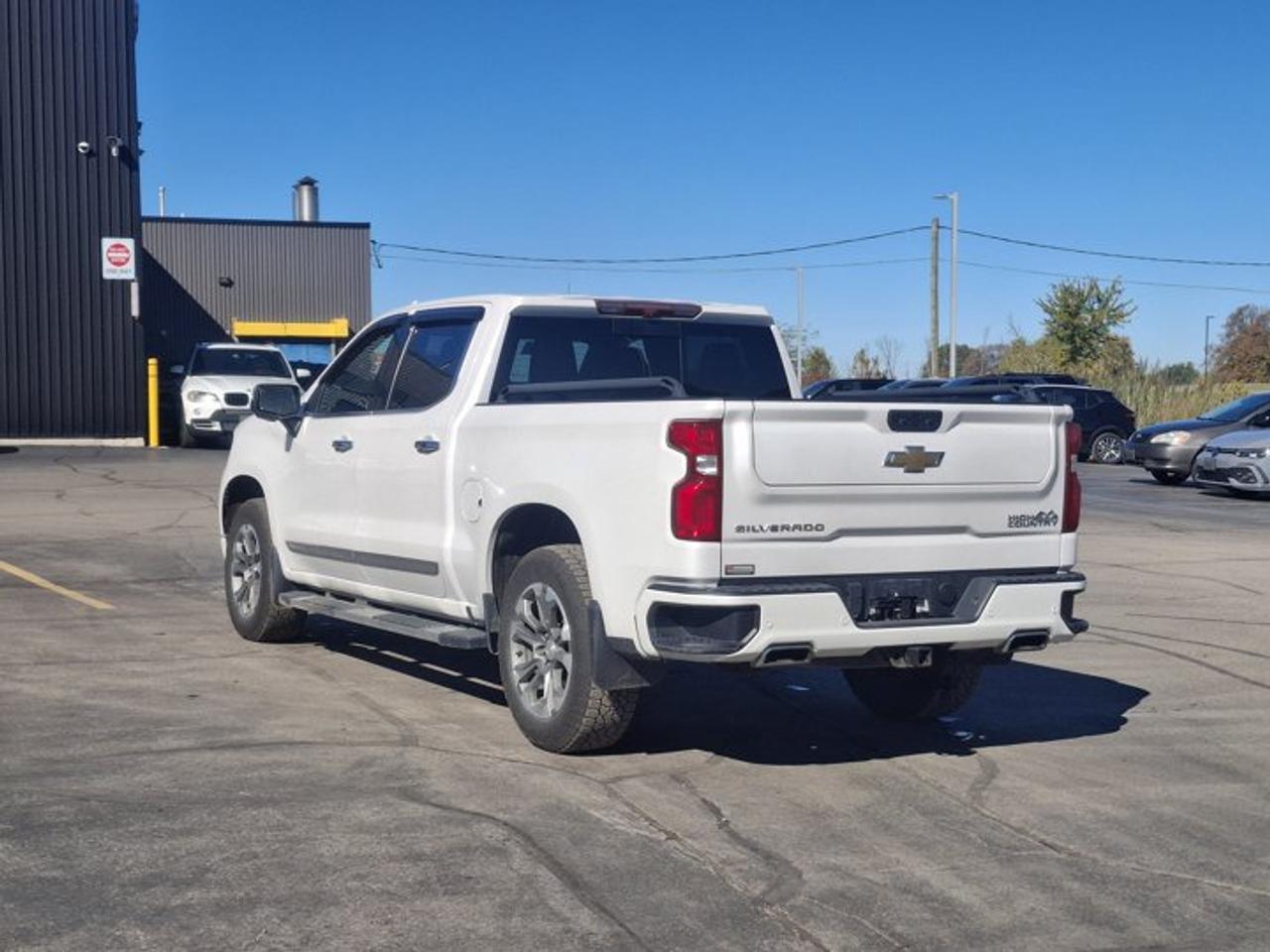 2023 Chevrolet Silverado 1500 High Country Crew 4X4 | 5.3L | Leather | 360 Camera | Cooled + Heated Bucket Seats | and More ! Photo
