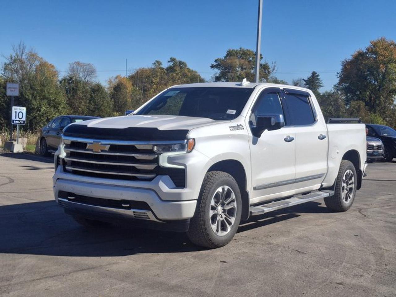 2023 Chevrolet Silverado 1500 High Country Crew 4X4 | 5.3L | Leather | 360 Camera | Cooled + Heated Bucket Seats | and More ! Photo