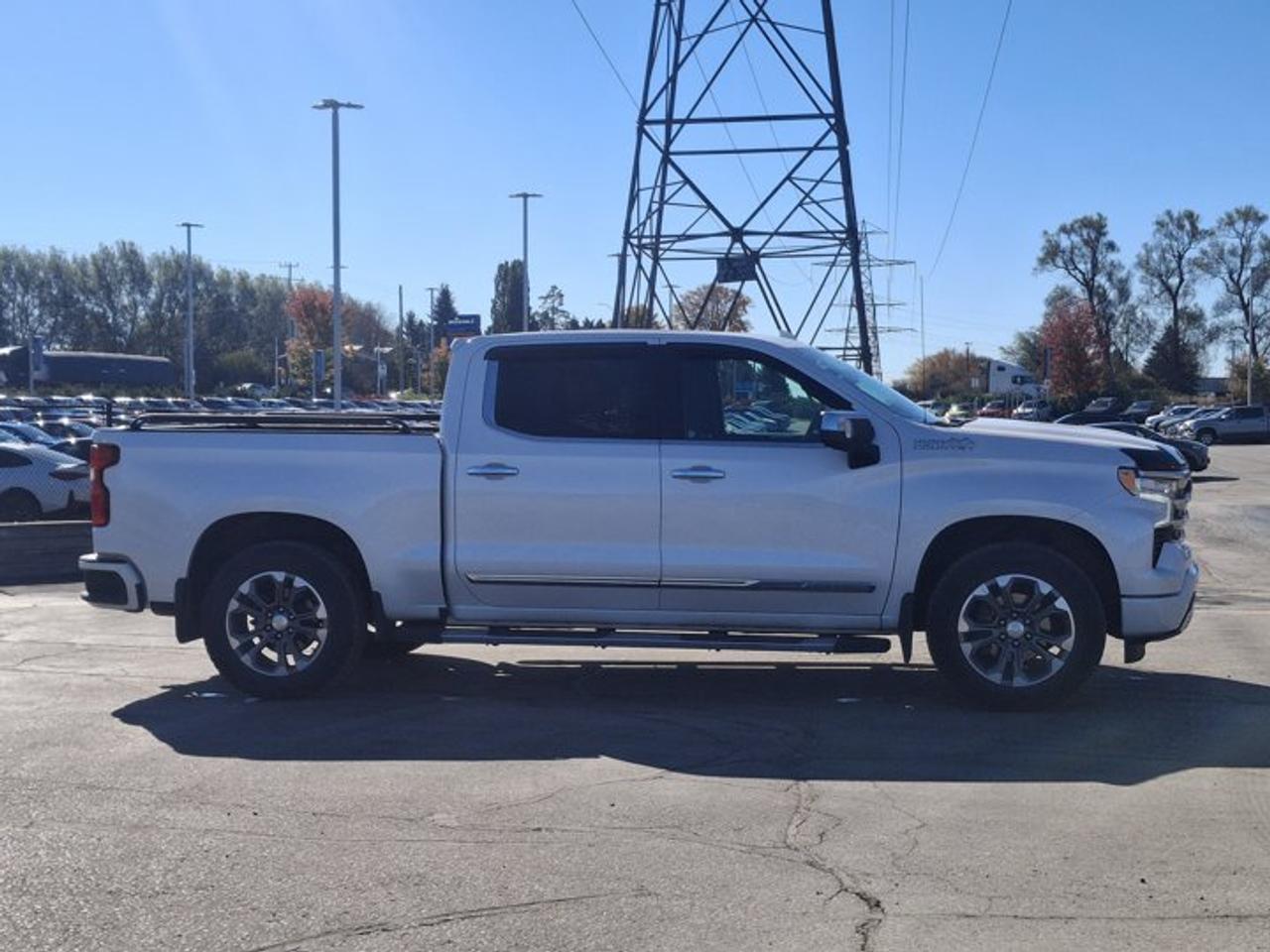 2023 Chevrolet Silverado 1500 High Country Crew 4X4 | 5.3L | Leather | 360 Camera | Cooled + Heated Bucket Seats | and More ! Photo