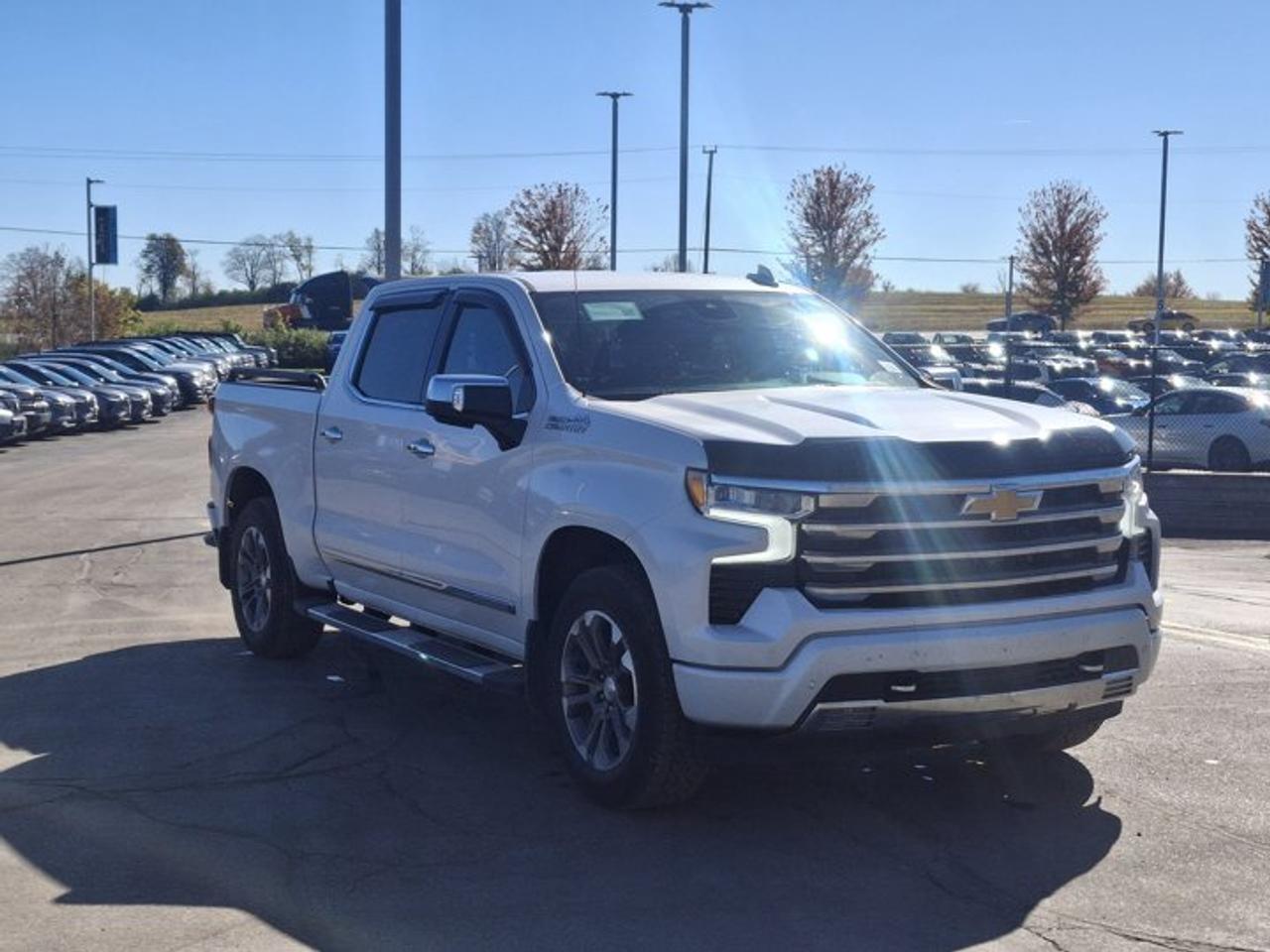 2023 Chevrolet Silverado 1500 High Country Crew 4X4 | 5.3L | Leather | 360 Camera | Cooled + Heated Bucket Seats | and More ! Photo