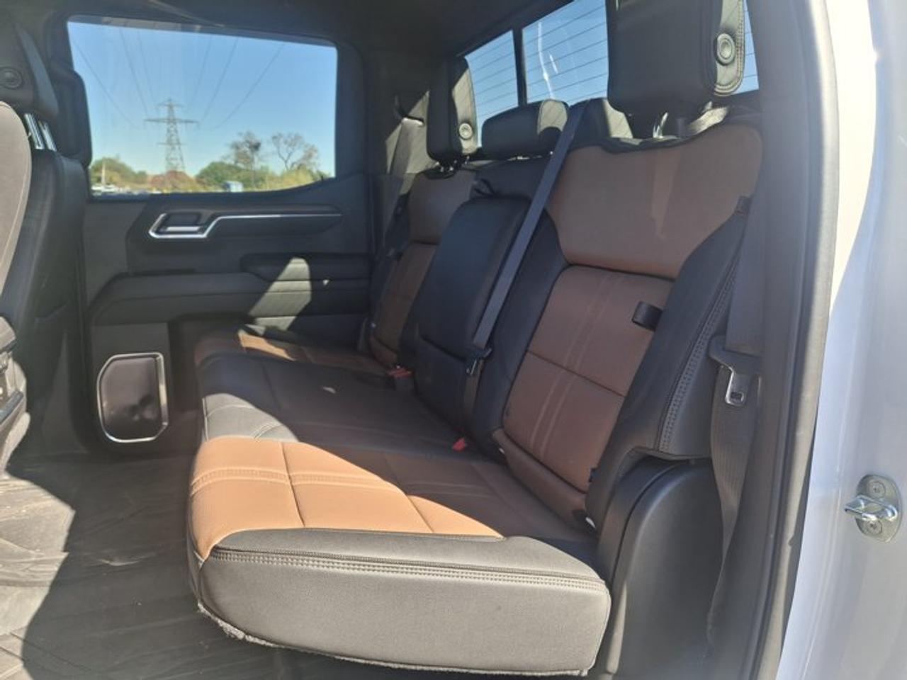 2023 Chevrolet Silverado 1500 High Country Crew 4X4 | 5.3L | Leather | 360 Camera | Cooled + Heated Bucket Seats | and More ! Photo