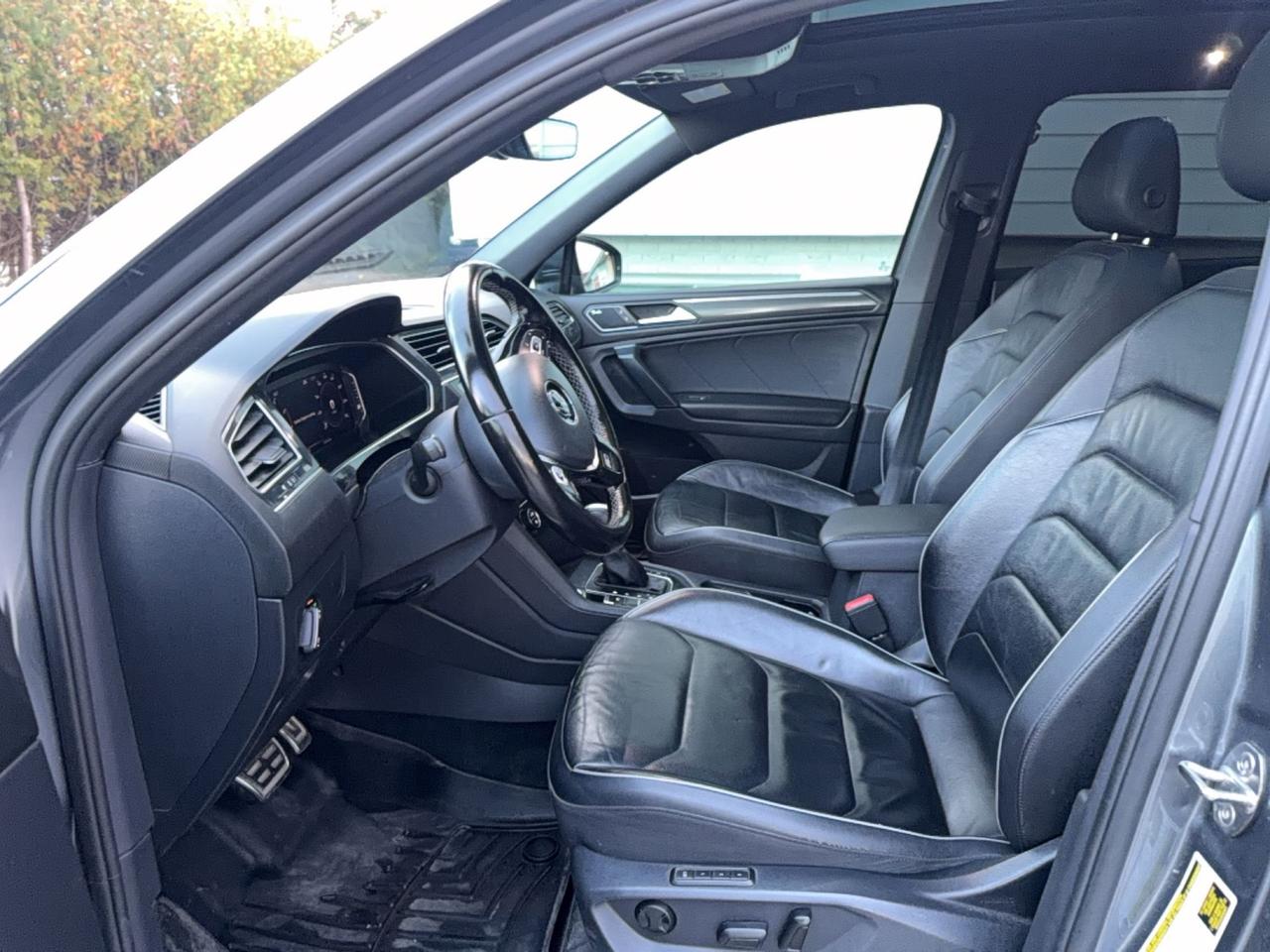 2019 Volkswagen Tiguan HIGHLINE- R-LINE-HEATED LEATHER SEATS-PANOROOF -FENDER AUDIO Photo