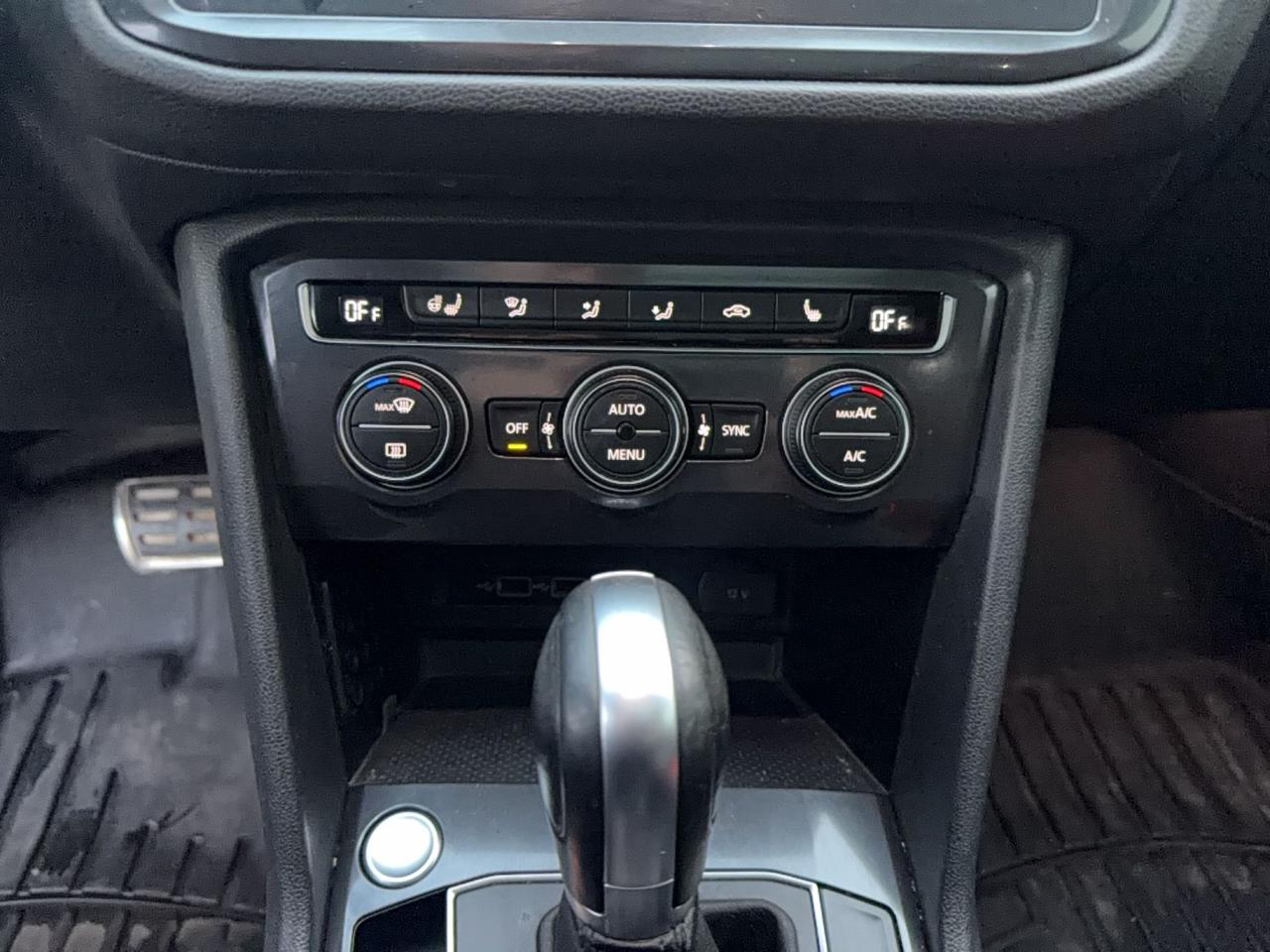 2019 Volkswagen Tiguan HIGHLINE- R-LINE-HEATED LEATHER SEATS-PANOROOF -FENDER AUDIO Photo