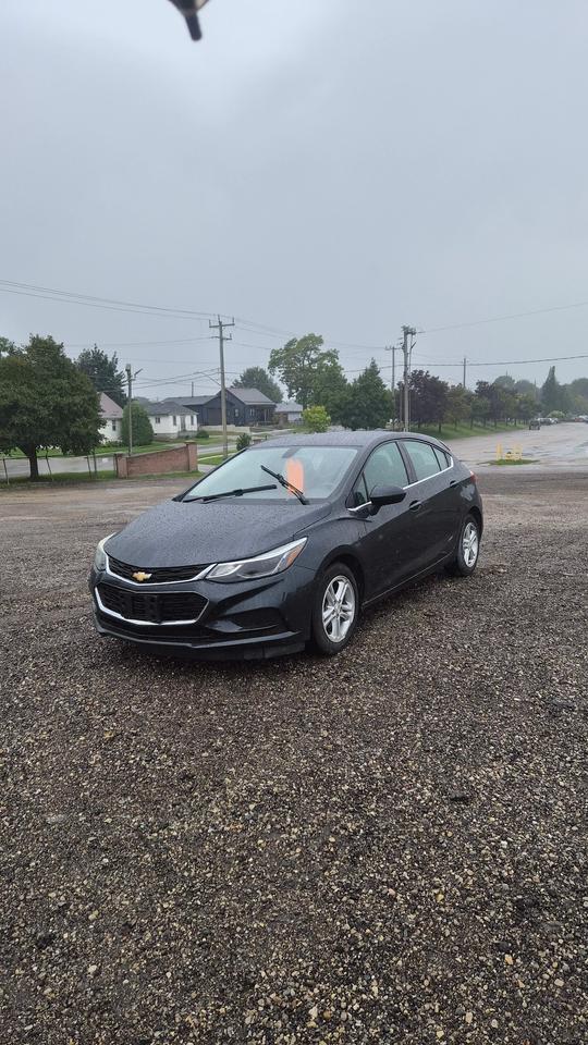2017 Chevrolet Cruze LT Photo1