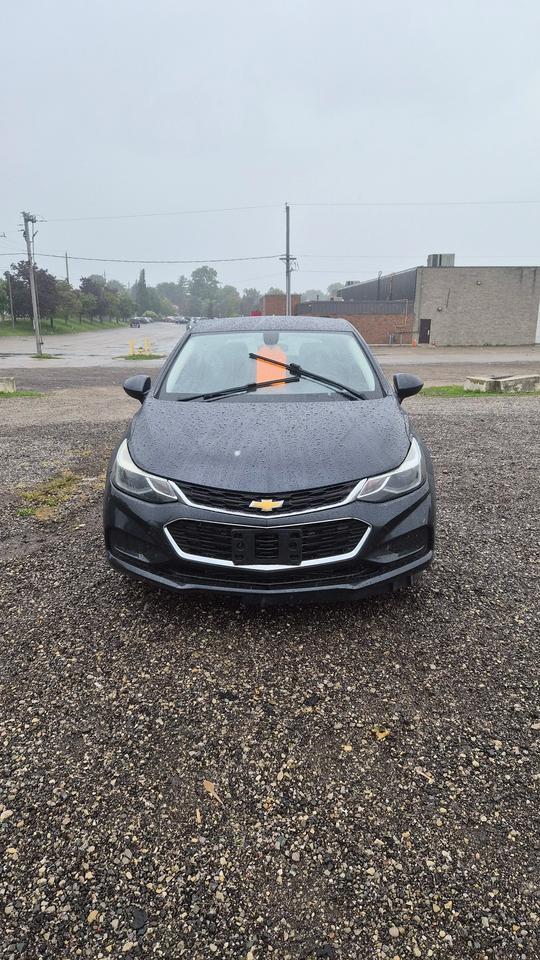 2017 Chevrolet Cruze LT Photo2