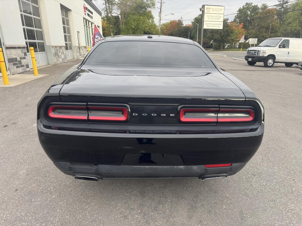 2016 Dodge Challenger SXT Photo3