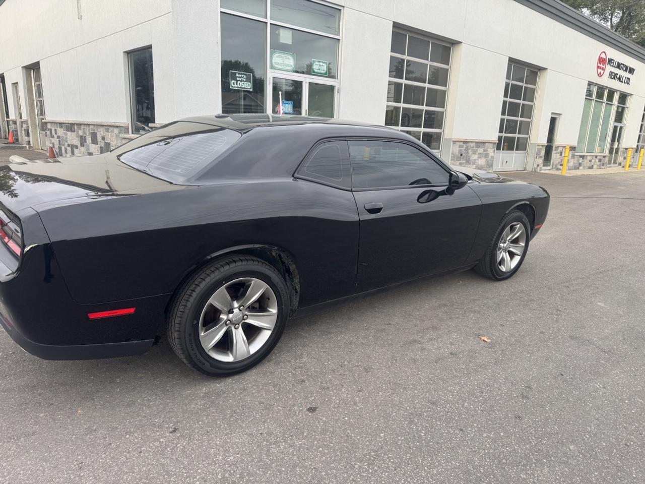 2016 Dodge Challenger SXT Photo4