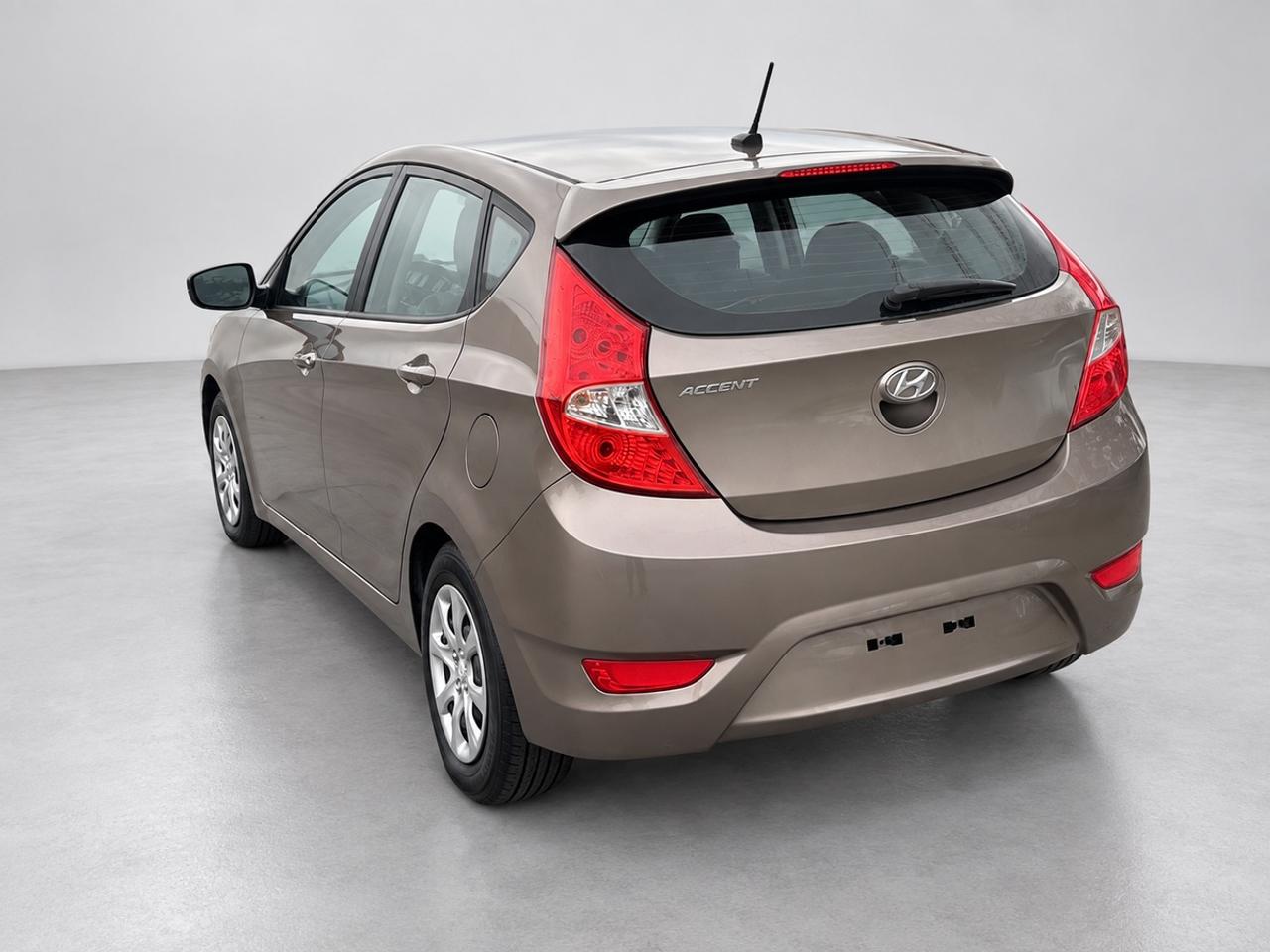 2012 Hyundai Accent GL Photo2