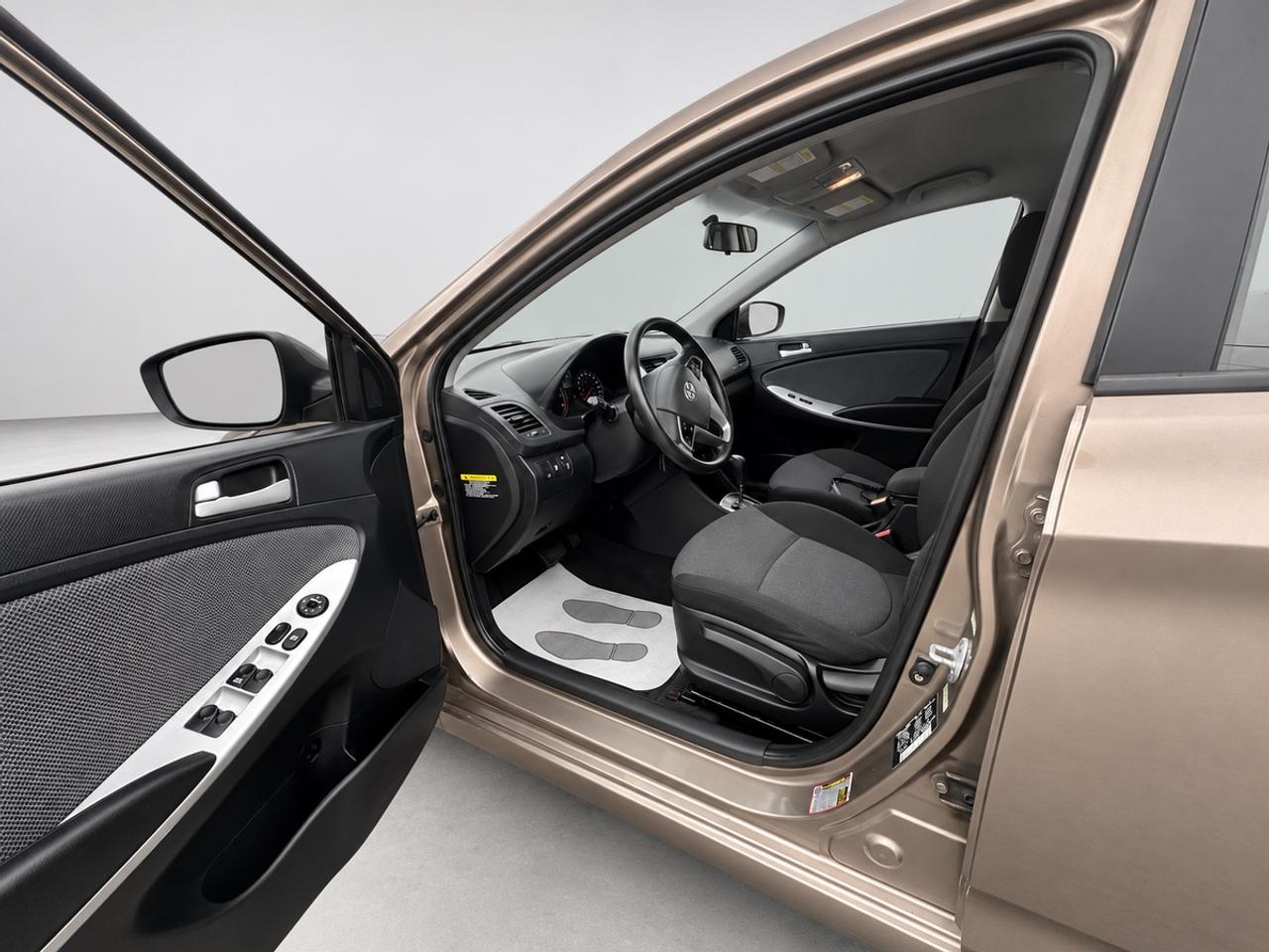 2012 Hyundai Accent GL Photo