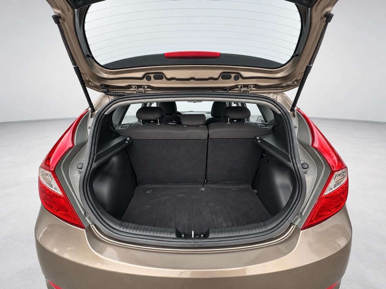 2012 Hyundai Accent GL Photo