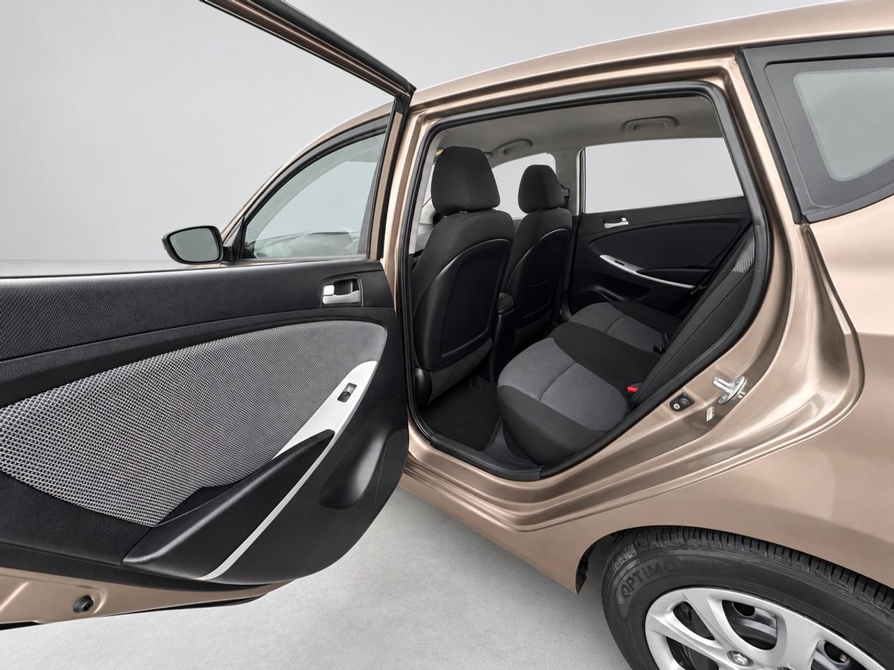 2012 Hyundai Accent GL Photo