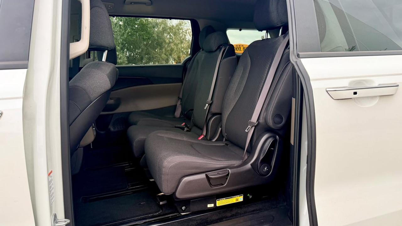 2025 Kia Carnival LXS Photo