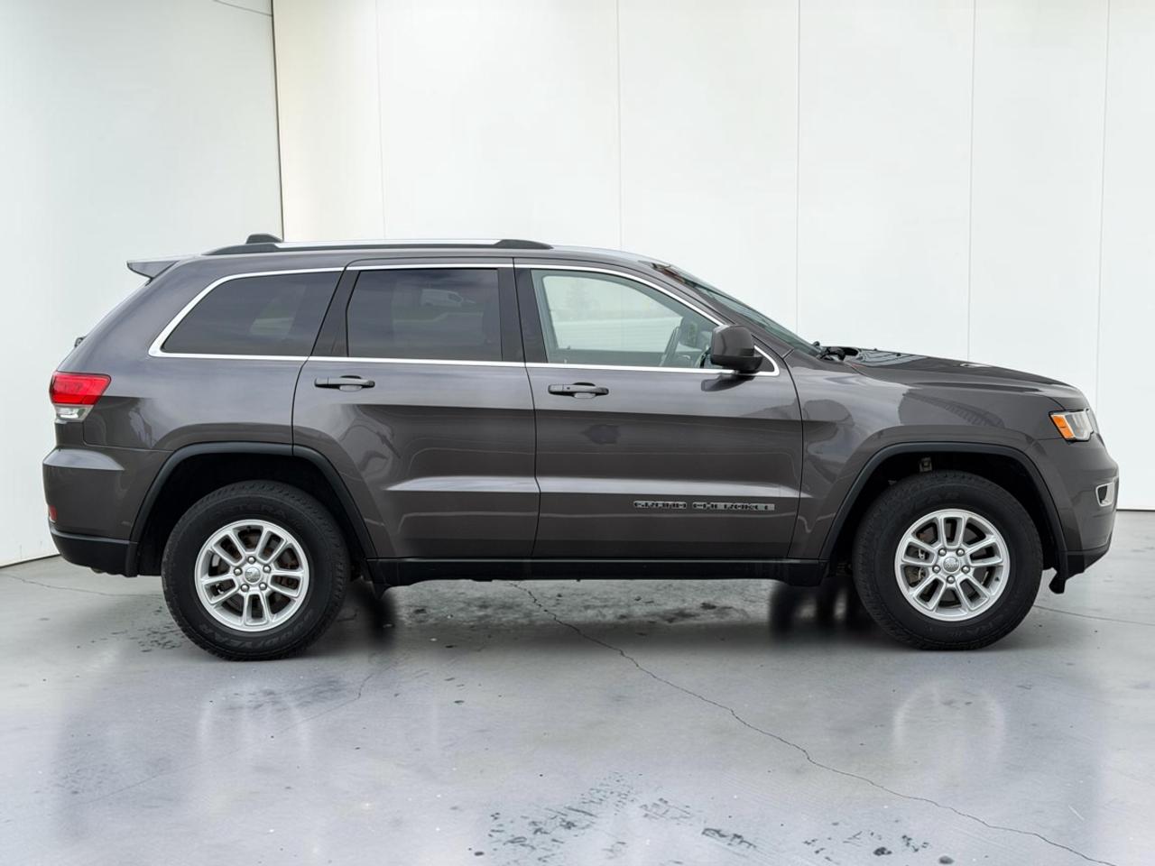 2019 Jeep Grand Cherokee 4X4 LAREDO/Blind Spot Detect/Back up Camera! Photo