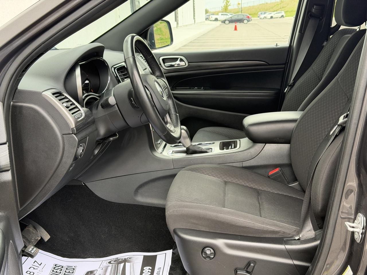 2019 Jeep Grand Cherokee 4X4 LAREDO/Blind Spot Detect/Back up Camera! Photo