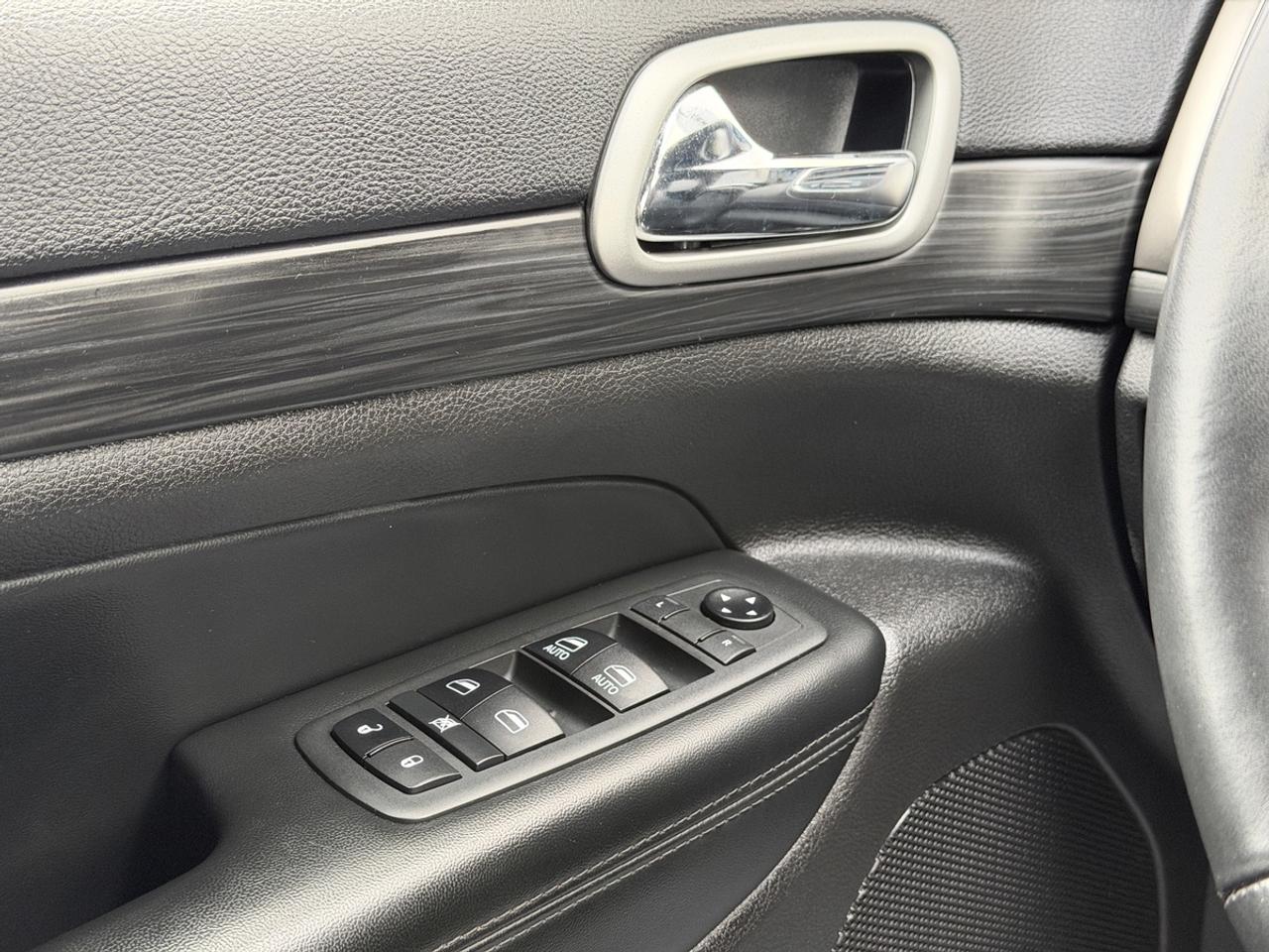 2019 Jeep Grand Cherokee 4X4 LAREDO/Blind Spot Detect/Back up Camera! Photo